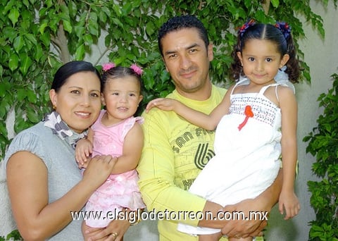 06092010 Victoria Estrada Rangel festejó sus dos años de vida en compañía de sus papás América y Víctor Estrada, y su hermanita Natalia.