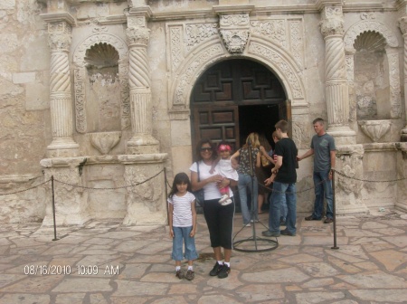 De visita en San Antonio Tx. el día 03 de Septiembre 2010 con mi marido y mis hijas Sheila y Antonella. Fotografía enviada por Antonia.