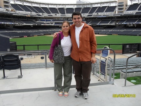 Marco Segovia y Pilar Sánchez en el estadio Petco Park de San Diego California. Fotografía enviada por Rocio Segovia.