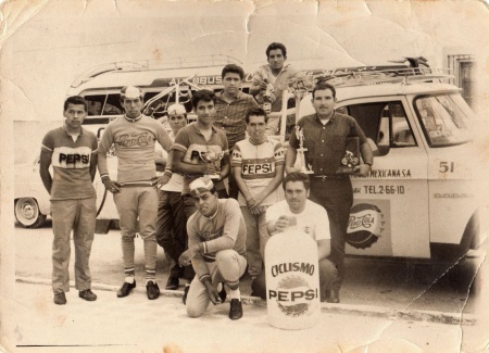 Carrera a Parras en el año de 1964. Son reconocidos cilistas el Lic. Roberto Ortiz Morales y Fco. Ortiz Moras(+) hijos de los fundadores del ciclismo en la laguna Fco. Ortiz Ortega(+)