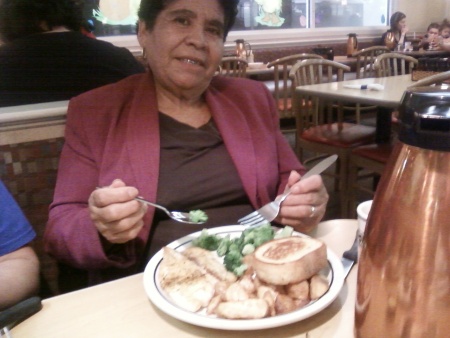 Irene Trejo Vasquez, en Ihop de Fort Worth Texas. Fotografía enviada por Cecilia Hernández.