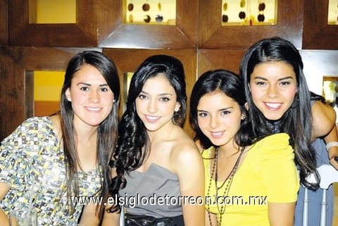 09092010 María, Nini, Andrea y Cecy estuvieron presentes recientemente en grata despedida de soltera.