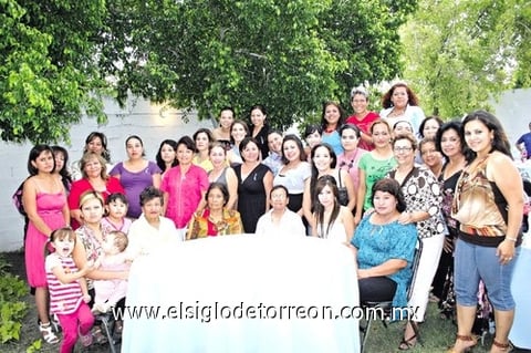 09092010 Un numeroso grupo de familiares y amigas de Maribel de Vite en su fiesta de canastilla.