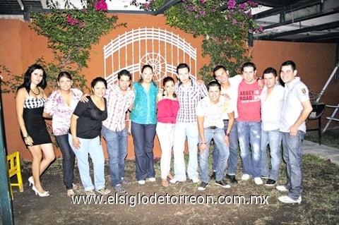 09092010 Gerardo Flores acompañado de amigos durante una reunión con motivo de su cumpleaños.