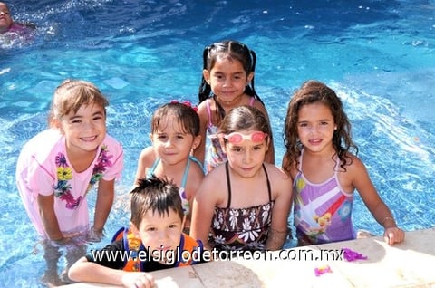 09092010 Rico chapuzón. Rudi, Valery, Paola, Valeria, Barbie y Ana Paula.