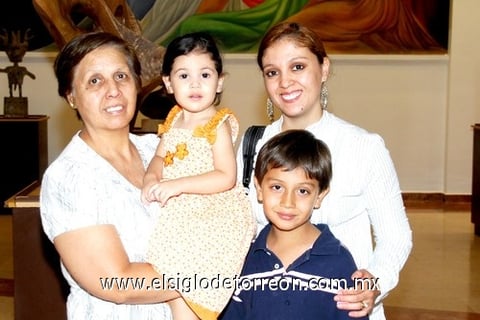 09092010 Estela Mireles de López, Estela Borjas, Casandra López y Miguel Mireles.