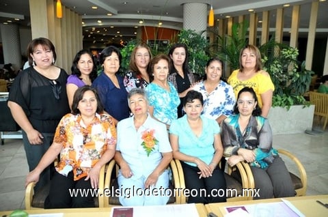 10092010 La festejada estuvo acompañada por: Yadira Silos Trejo, Sonia Luévanos, Florencia Meléndez Hernández, Cristina Pérez López, Benita Carrillo, Yolanda Niño, María Inés Rodríguez, Patricia Romero Rodríguez, Evi Valle Peza, Rosy Medina y Gloria Meza.