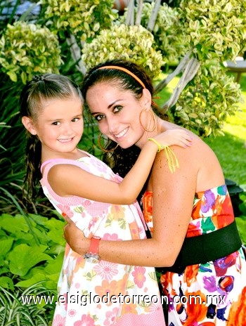 10092010 Carolina Estrella Bravo en su fiesta de cumpleaños, con su mamá Carolina Bravo.