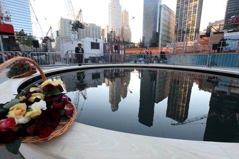 Entre ambos minutos de silencio, las iglesias y otros centros de culto hicieron sonar sus campanas poco antes de que comenzara la emotiva lectura de los nombres de las 2.752 personas que perecieron en los ataques al World Trade Center.