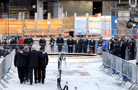 'Ninguna otra tragedia pública ha rasgado nuestra ciudad de una forma tan profunda', dijo el alcalde de Nueva York, Michael Bloomberg, antes de pedir a los asistentes que se unieran al homenaje en recuerdo de las víctimas.