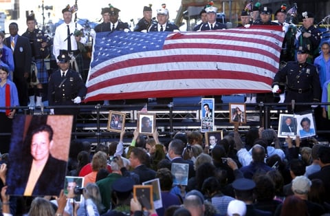 Nueva York conmemoró  el aniversario de los ataques terroristas del 11 de septiembre de 2001 con una solemne ceremonia junto a la zona cero de Manhattan.