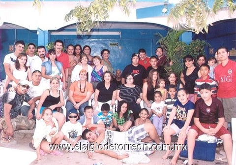 12092010 Juan José y Celia Sánchez Melero disfrutaron de su festejo de cumpleaños en compañía de familiares y amigos.