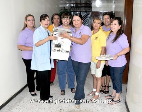12092010 Donativo. El Comité de Damas del Club de Leones de Torreón Nueva Laguna, acudieron al Hospital Universitario en donde como parte de la actividad 'Fuente de amor', realizaron la entrega de una cafetera y merienda a los familiares de enfermos. La señora Chepis de Pérez recibió el donativo a cargo de Norma Leticia García, Gaby García, Gaby Corral, Paty Gordo, Rocío Benítez, Fernanda Carrillo y Juanita de la Torre. EL SIGLO DE TORREÓN