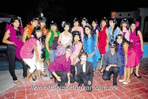 12092010 Michelle Miranda Valdez en compañía de sus amigos el día de su cumpleaños.