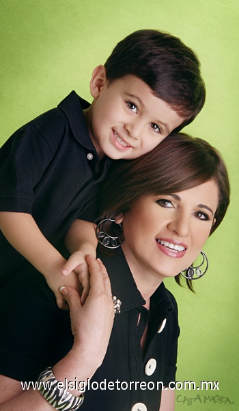 12092010 Sra. Rosa María Valles de Cervantes con su nieto Alberto Cervantes Rivas.- Caja Mágica Fotografía Infantil