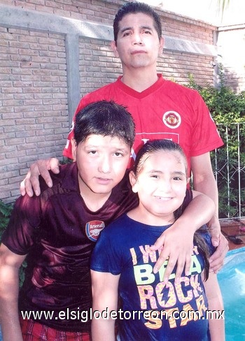 12092010 Juan José junto a sus hijos Josué y Citlali Sánchez.