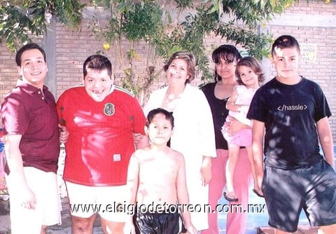 12092010 Sra. Celia Sánchez acompañada de sus hijos; Lic. Óscar Tello, Gerardito Tello y de su nuera Martha de Tello con sus hijos; Germán, Cristian Iván y Lupita Tere Tello Rocha.