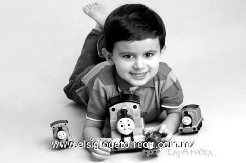 12092010 Muy contento festejó su cumpleaños número tres el pequeño Alberto Cervantes Rivas.- Caja Mágica Fotografía Infantil