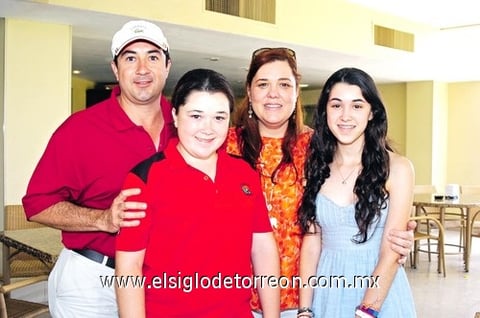 12092010 Pepe, Mayra, Daniela y Regina.