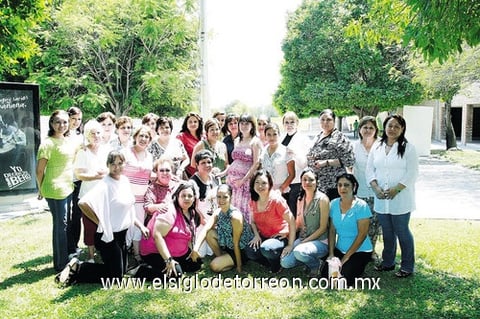 11092010 Jéssica de la O. lució acompañada por sus familiares y amigas durante su festejo de canastilla.