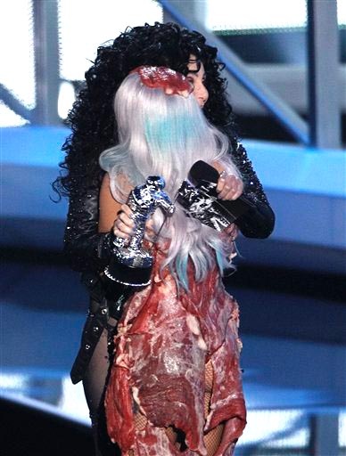 Al decir el nombre de Gaga, ésta subió, con lágrimas en los ojos, al escenario.