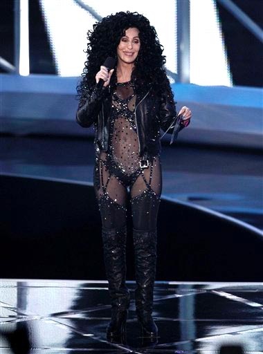 Cher sorprendió con su aparición a presentar el Video del Año.