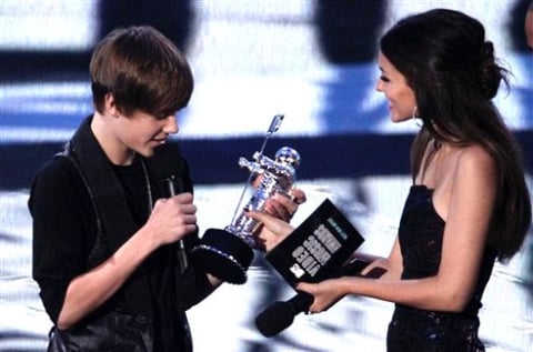 Justin Bieber recibió el galardón como Mejor Artista Nuevo.