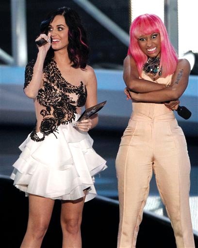 Katy Perry y Nicki Minaj en el escenario de los VMA´s.