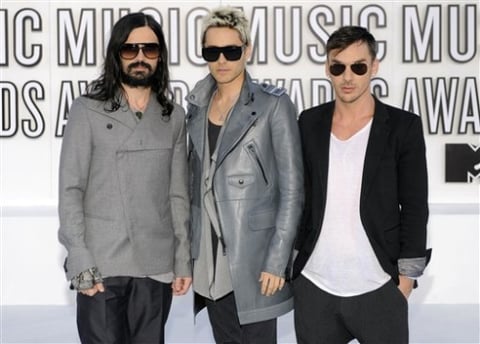El trio de 30 seconds to mars llegó a la ceremonia en bicicletas.