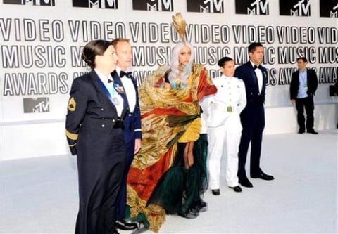 Lady Gaga fiel a sus llamativos vestidos y a sus inseparables y enormes zapatos de su fallecido amigo Alexander Mc Queen.