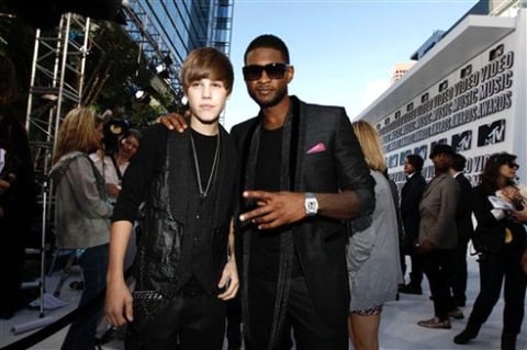 Justin Bieber y Usher en la alfombra roja de los VMA's 2010.