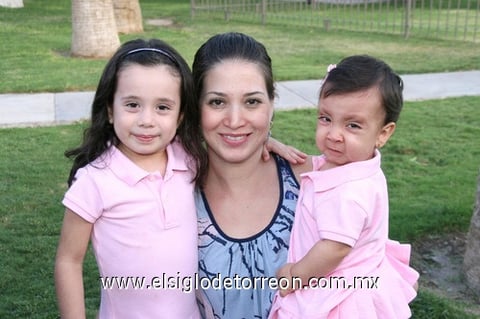 14092010 Ana Elisa y sus hijas Ana y Regina.