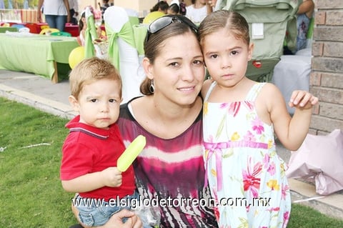 14092010 Susana con los pequeños José Pablo y María Fernanda.