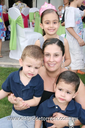 14092010 Disfrutan. Selina, Isabella, José Pablo y José Andrés.