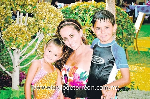 14092010 Carolina Estrella Bravo acompañada de su mamá Carolina Bravo y su hermano Sergio Estrella Bravo.
