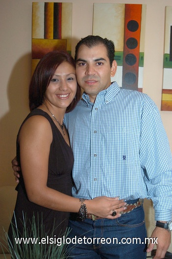 15092010 Alejandra de Hernández el día de su festejo de cumpleaños en compañía de su esposo Miguel Ángel Hernández.