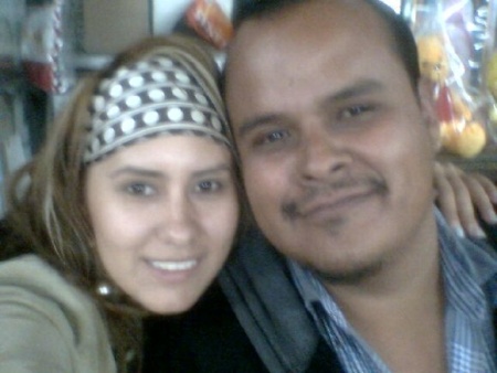 Alejandro González y su prima Nayeli Cuellar en una navidad (dic2008).