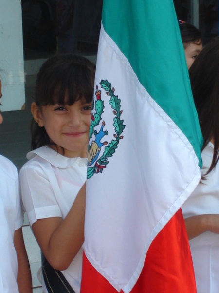 Daniela Saenz Cortes. Portando nuestro Labaro Patrio. ¡VIVA MÉXICO!