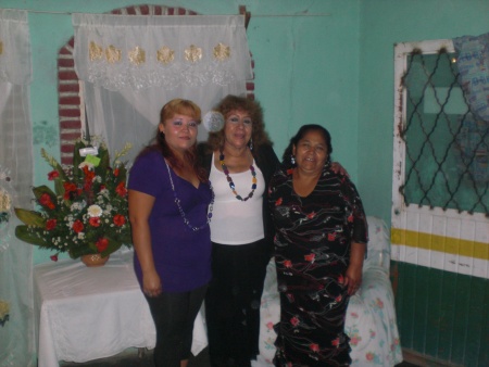 Sra. Sandra Hernández, Fátima Piloto, y Gloria Nava, festejando el 10 de mayo. Fotografía enviada por Cecilia Hernández.