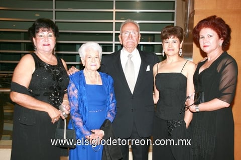 17092010 Familia González formada por: Paty, Hilda, Leonardo, Cecilia y Josefina.