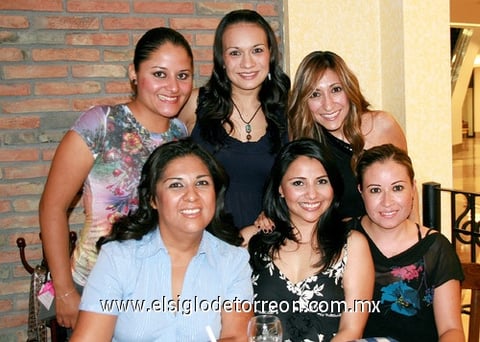 17092010 Lucía de Reyes festejó su cumpleaños con una agradable reunión en compañía de sus amigas Cristina Reyes, Elena Quezada, Ana Cecilia Quintero, Valeria Correa y Mayela Castellanos.