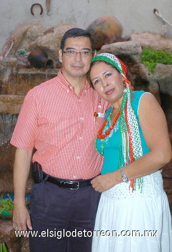 17092010 Aída Arenas acompañada de su nieta Aída María Arenas.