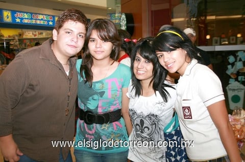 16092010 Miguel Muela, Avieth Saavedra, Berenice Rosales y Karla Sotomayor.