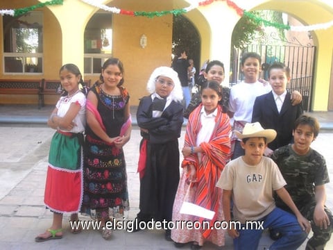 16092010 Jéssica y Grecia Garza en compañía de sus papás: Víctor Hugo Garza y Briseide Gómez.