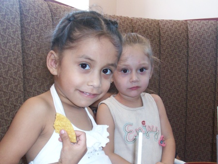 Briana y Ashley Galindo comiendo en el mejor restaurant de Storm Lake.