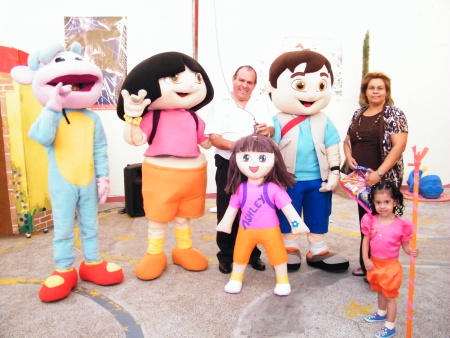 Con su piñata, Ashley. Fotografía enviada por Ma. Del Consuelo Muñoz Pérez.