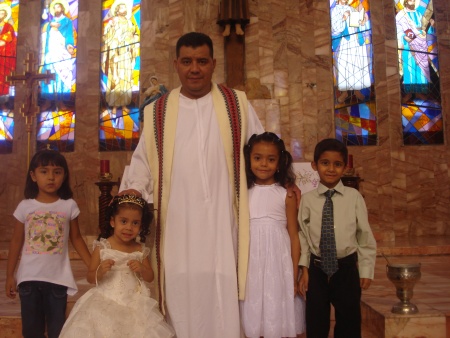 Padre Mijares de la Iglesia de San Felipe de Jesús, karely, Ashley, Yaky, Alex. Fotografía enviada por Ma. Del Consuelo Muñoz Pérez.