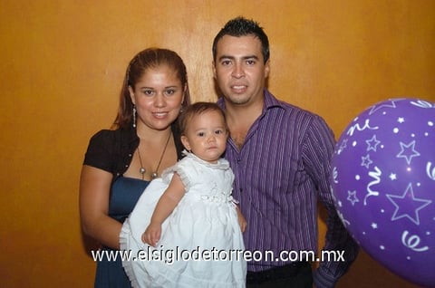 18092010 La pequeña Azul Nahomi Rodríguez García celebró su primer cumpleaños y para festejarlo, sus papás Karla García e Isaac Rodríguez le organizaron una divertida piñata.