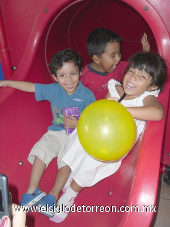 18092010 Diego Jesús Chávez Martínez, Luis Daniel González Muñoz y Celeste Velazquez Martínez.