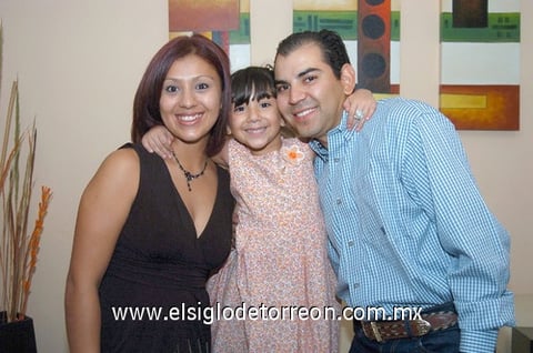 18092010 Alejandra de Hernández junto a su hija y su esposo en su cumple.